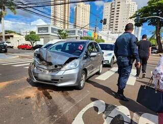 Dos três veículos, o Honda Fit foi o mais danificado no engarrafamento (Foto: Geniffer Valeriano)
