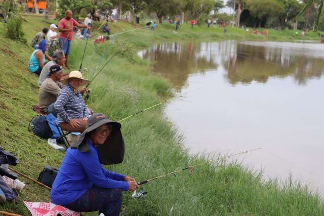 Em lagos p&uacute;blicos de Dourados, quem pesca ganha peixe para a Semana Santa 