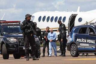 Chiquinho Brazão escoltado ao descer de aeronave na Capital (Foto: Henrique Kawaminami)