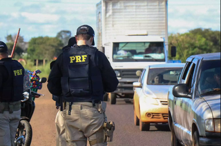 Policiais da PRF em ação de fiscalização em rodovia federal de MS (Foto: Divulgação)