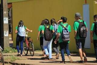 Alunos da rede estadual de ensino em Campo Grande durante a saída após as aulas (Foto: Arquivo/Campo Grande News)