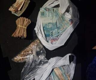 Dinheiro e peças douradas localizadas pela polícia com criminosos. (Foto: Divulgação/PCMS)
