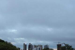 Céu nublado desta manhã visto da Chácara Cachoeira (Foto: Henrique Kawaminami)