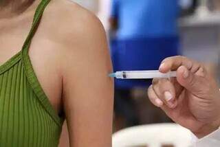 Vacina contra covid-19 sendo aplicada em Campo Grande (Foto: Kísie Ainoã/Campo Grande News/Arquivo)