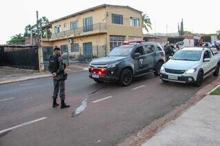 Batalhão de Choque da Polícia Militar bloqueia uma pista da Rua Argemiro Fialho após tiroteio (Foto: Juliano Almeida)