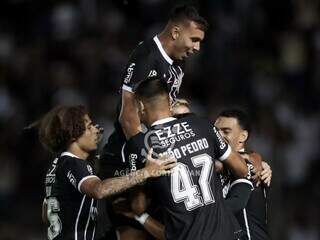 Jogadores comemoram gol marcado por Giovane. (Foto: Rodrigo Coca/Corinthians)