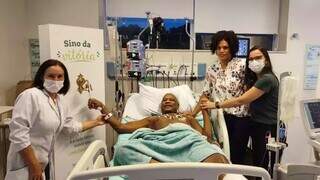 Mário tocou o sino da vitória após descobrir que tinha conseguido o transporte até São Paulo. (Foto: Acervo pessoal)
