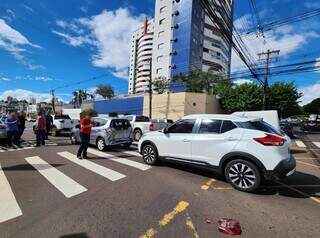 Veículos envolvidos em engarrafamento na Rua Bahia (Foto: Geniffer Valeriano)