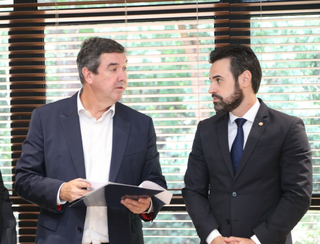 Eduardo Riedel (à esquerda) nomeou Ramão Avila Júnior para assumir a PGJ. (Foto: Divulgação)
