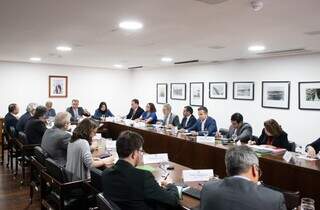 Reunião entre ministros e governadores na tarde desta quarta-feira (27), no Palácio do Planalto, em Brasília (Foto: Henrique Raynal/Casa Civil-BR)