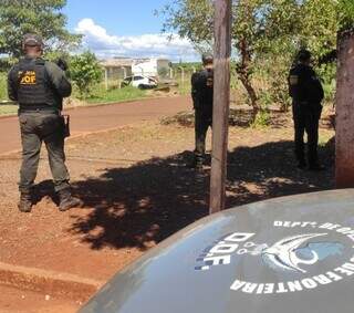 Policiais do DOF no local onde houve confronto com assaltantes e dois morreram (Foto: Divulgação)