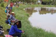 Em lagos públicos de Dourados, quem pesca ganha peixe para a Semana Santa 