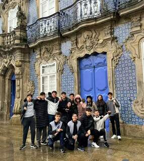 Alunos do Harmonia em frente ao Palácio do Raio, construído nos anos de 1750 em estilo barroco joanino, com fachada de azulejos. Passeio em Braga, Portugal, para passar o tempo (Foto: Colégio Harmonia/Divulgação)