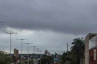 Céu nublado visto da Avenida Fabio Zahran, na Capital (Foto: Henrique Kawaminami)