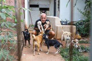 Aos 68, Maurício cuida de três gerações de cães que são seus xodós