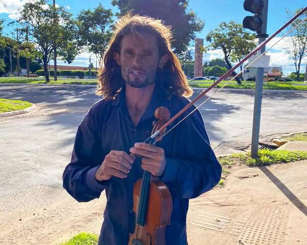 Hegell deixou academia para viver com violino pelas ruas 