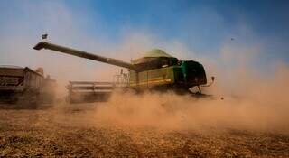 Colheitadeira descarrega soja em caminhão durante trabalho em área agrícola. (Foto: Divulgação Agroconsult)