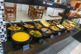 O buffet livre está disponível por R$ 43 por pessoa, enquanto o quilo é vendido a R$ 74,90.