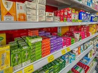 Prateleiras com remédios em farmácia de Campo Grande (Foto: Marcos Maluf)