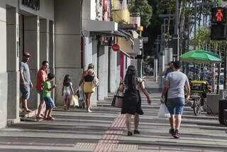 Consumidores na Rua 14 de Julho, Centro de Campo Grande (Foto: Marcos Maluf)