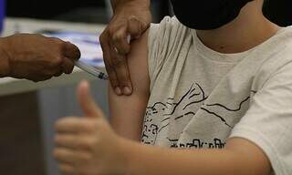 Criança recebe vacina contra a covid. (Foto: Tânia Rêgo/Agência Brasil)