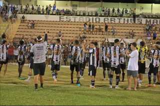 Jogadores do Corumbaense comemorando vitória no Estádio Arthur Marinho (Foto: Anderson Gallo/Diário Corumbaense)