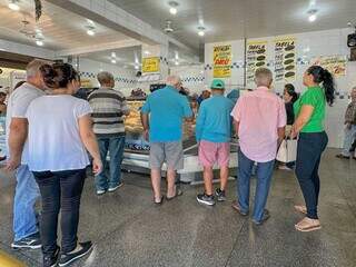 Consumidores na Peixaria do Mercado, na manhã desta quinta-feira (Foto: Marcos Maluf)