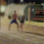 No meio da rua, homem ensanguentado é flagrado agredindo mulher a pauladas 