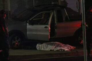 Vítima foi baleada ao lado de Fiat Strada, no início da noite desta terça-feira (19) (Foto: Juliano Almeida)