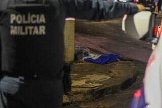 Corpo de Anderson Vicente Chagas foi coberto por lençol azul. (Foto: Juliano Almeida)