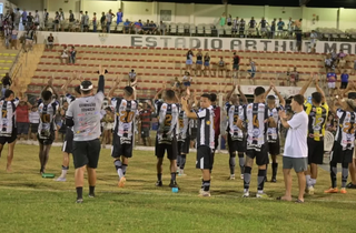 Jogadores do Corumbaense celebram classificação (Foto: Anderson Gallo/Diário Corumbaense)
