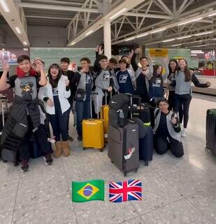 Alunos comemoram chegada a Londres após dias de atraso (Foto: Redes sociais)