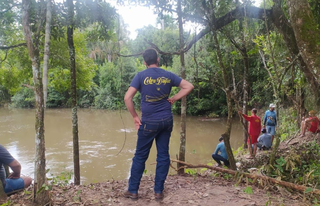 Equipes acompanham a retirada do corpo do Rio Pombo. (Foto: Reprodução/Portal Água Clara)