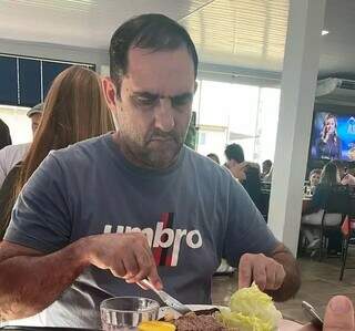 Pedro Leopoldo Reboledo Alonso faz refeição em restaurante (Foto: Arquivo pessoal)