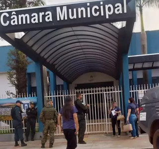 Policiais em frente à Câmara Municipal de Amambai, durante a operação Laços Ocultos, em dezembro de 2023. (Foto: Arquivo/Campo Grande News)