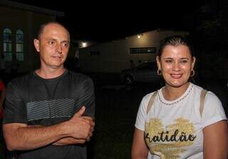 André Nunes e a esposa Jéssica Aparecida de Souza aguardando a encenação. (Foto: Juliano Almeida)