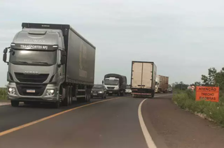 Caminhões circulam no macroanel de Campo Grande. (Foto: Marcos Maluf) 