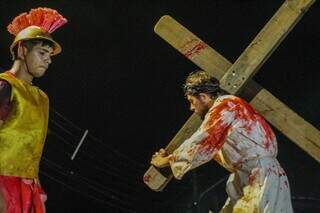 Encenação da Paixão de Cristo, no Bairro Moreninha: Jeusus carrega a cruz. (Foto: Juliano Almeida)