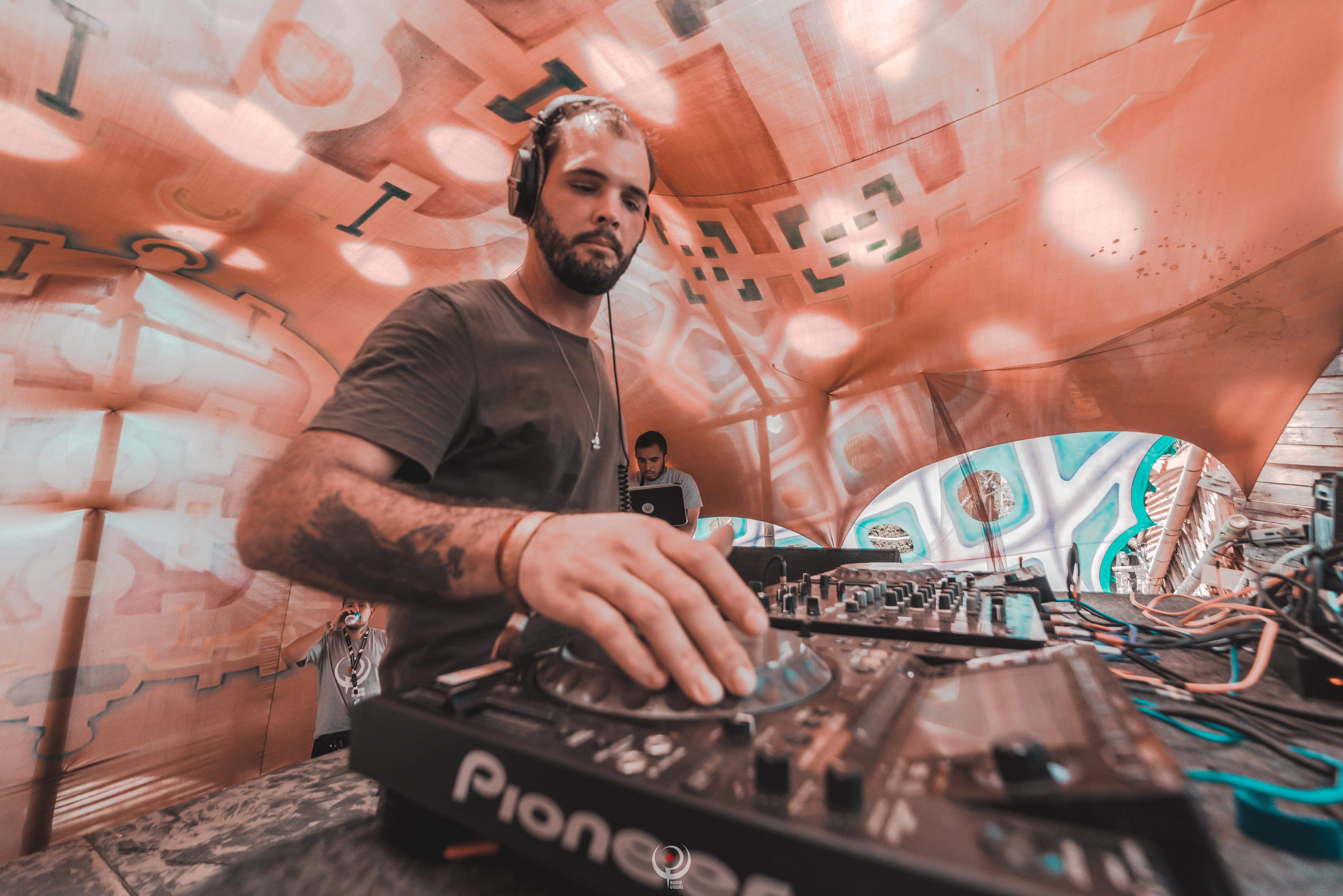 Celebração de música alternativa, festival une DJs na Plataforma Cultural