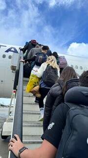 Grupo de 14 estudantes de Campo Grande embarcando em voo da Latam, com destino a Londres (Foto: arquivo pessoal)
