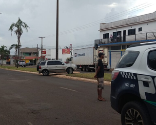 Com pista bloqueada, veículo sobe canteiro central da Avenida Manoel da Costa Lima para atravessar (Foto: Kamila Alcântara)