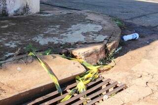 Fita zebrada na calçada onde vítima foi baleada e morreu. (Foto: Juliano Almeida)