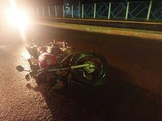 Motocicleta no chão após colisão na Avenida Senador Filinto Müller (Foto: Direto das Ruas)