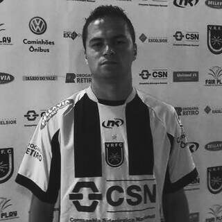 Jogador, &#34;Preto&#34;, como era conhecido, em foto após partida de futebol. Ele morreu aos 37 anos. (Foto: Divulgação)