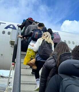Grupo de 14 estudantes de Campo Grande embarcando em voo da Latam, com destino a Londres, na última sexta-feira (29). (Foto: arquivo pessoal)