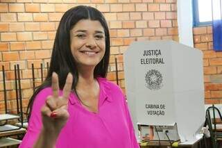 Rose Modesto, presidente do diretório estadual do União Brasil e superintendente da Sudeco, posando para foto no momento da votação na eleição de 2022 (Foto: Instagram)