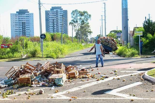 Caminh&atilde;o com frutas e verduras doadas tomba e motorista perde carga