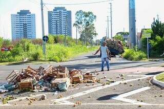 Carga se espalhou pela Fábio Zahran de esquina com a Águiar Pereira de Souza. (Foto: Juliano Almeida)