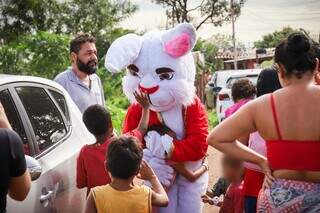 Crianças recebem coelho da Páscoa em comunidade de Campo Grande (Henrique Kawaminami)