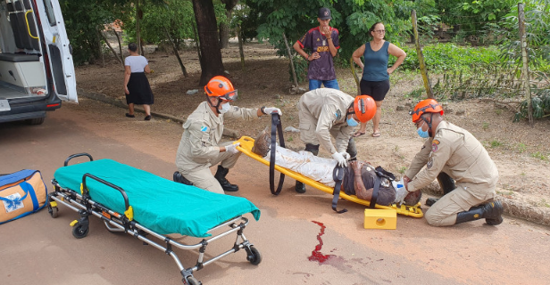 Motorista de caminhonete atropela e arrasta idoso por 10 metros e foge